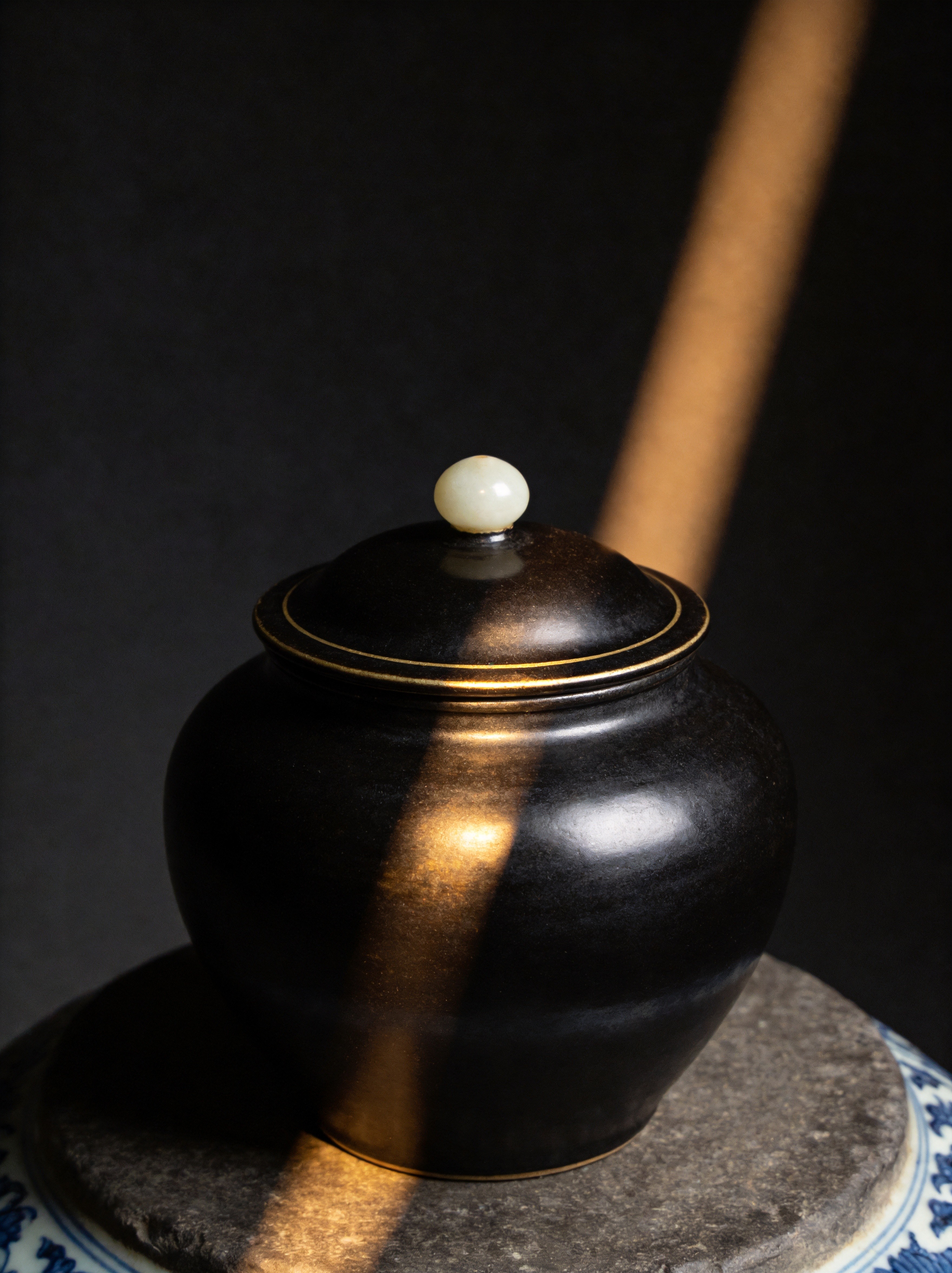 原矿釉手拉坯陶瓷宠物纪念罐，深色釉面，砂金光晕